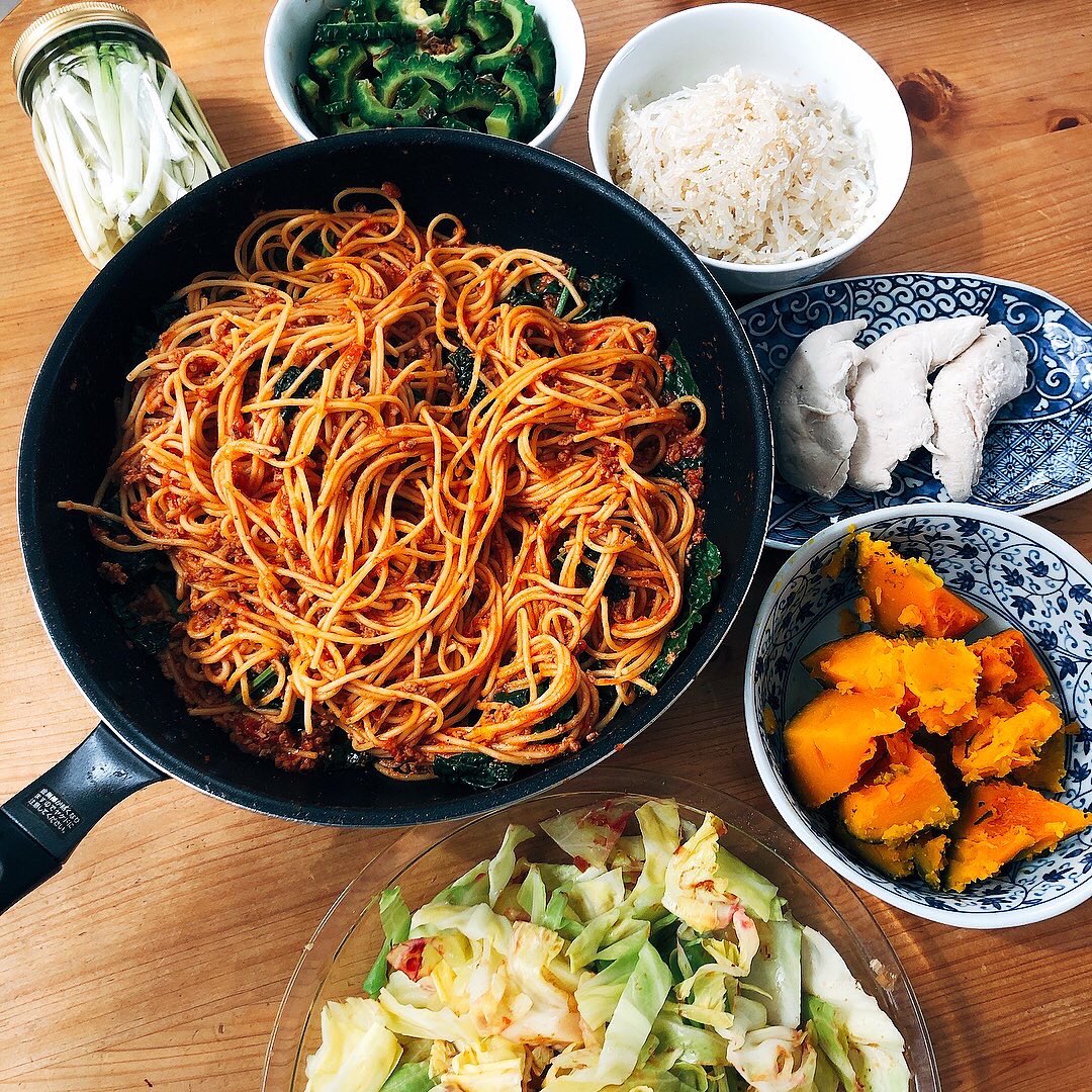 fumikakapan's tweet photo. #朝から夕飯
沖縄野菜が来たので一気に料理。お昼ご飯も一緒に作りました。
・カーボロネロ入りミートソースパスタ
・白滝たらこ煮
・キャベツの梅酢おかか和え
・茹でゴーヤのおかか和え
・蒸しカボチャ
・島らっきょうの甘酢漬け
・茹でササミ
・カブの葉とえのきのスープ
#沖縄野菜 #cookhal https://t.co/uWNGfrJ7s2
