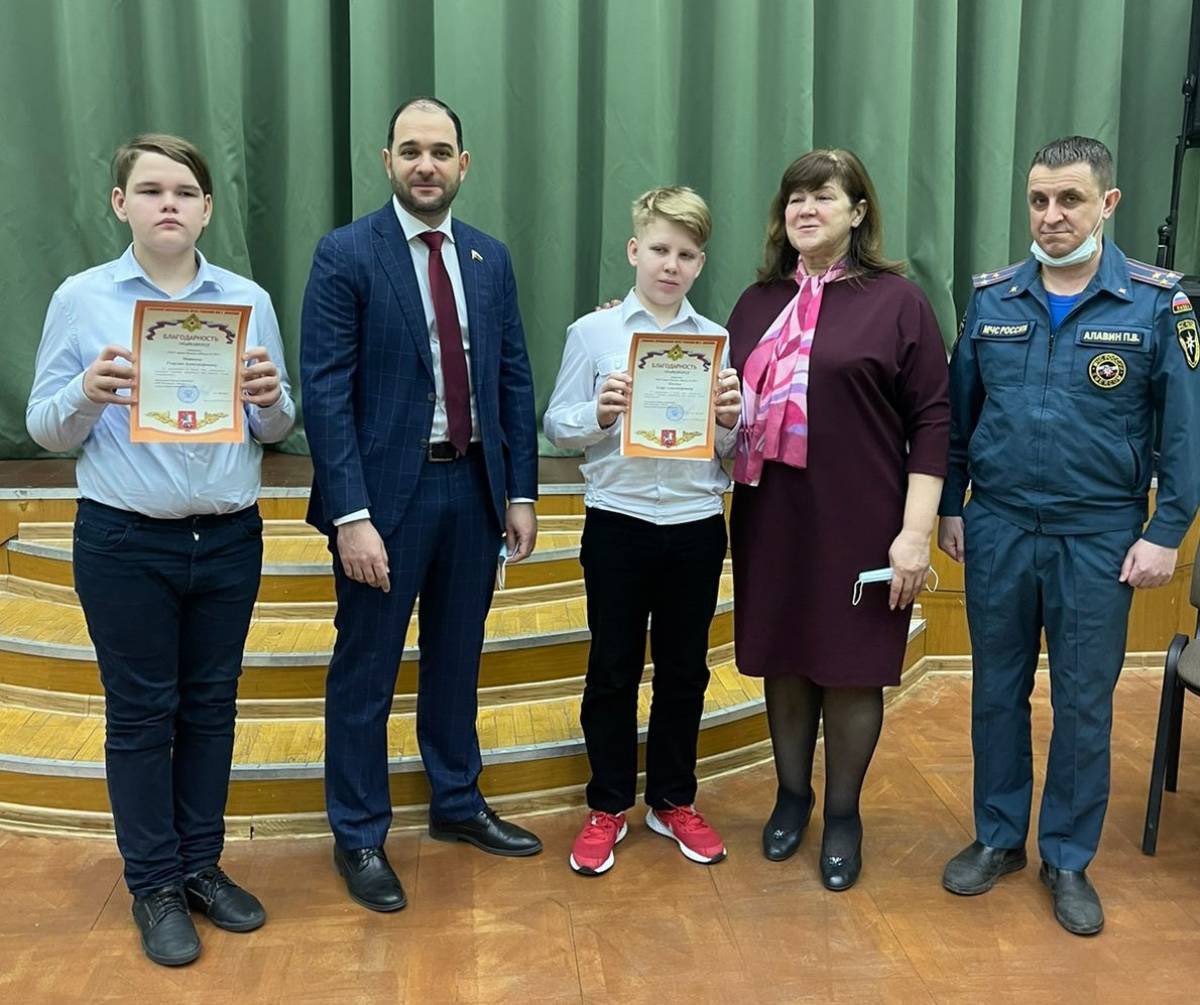 SZAOMOS's tweet photo. Депутат Госдумы России Александр Мажуга вместе с первым заместителем начальника Управления МЧС по СЗАО г. Москвы Павлом Алавиным наградил почетными грамотами школьников, спасших пенсионерку от смерти ☑️ https://t.co/cSG4BPUwhY