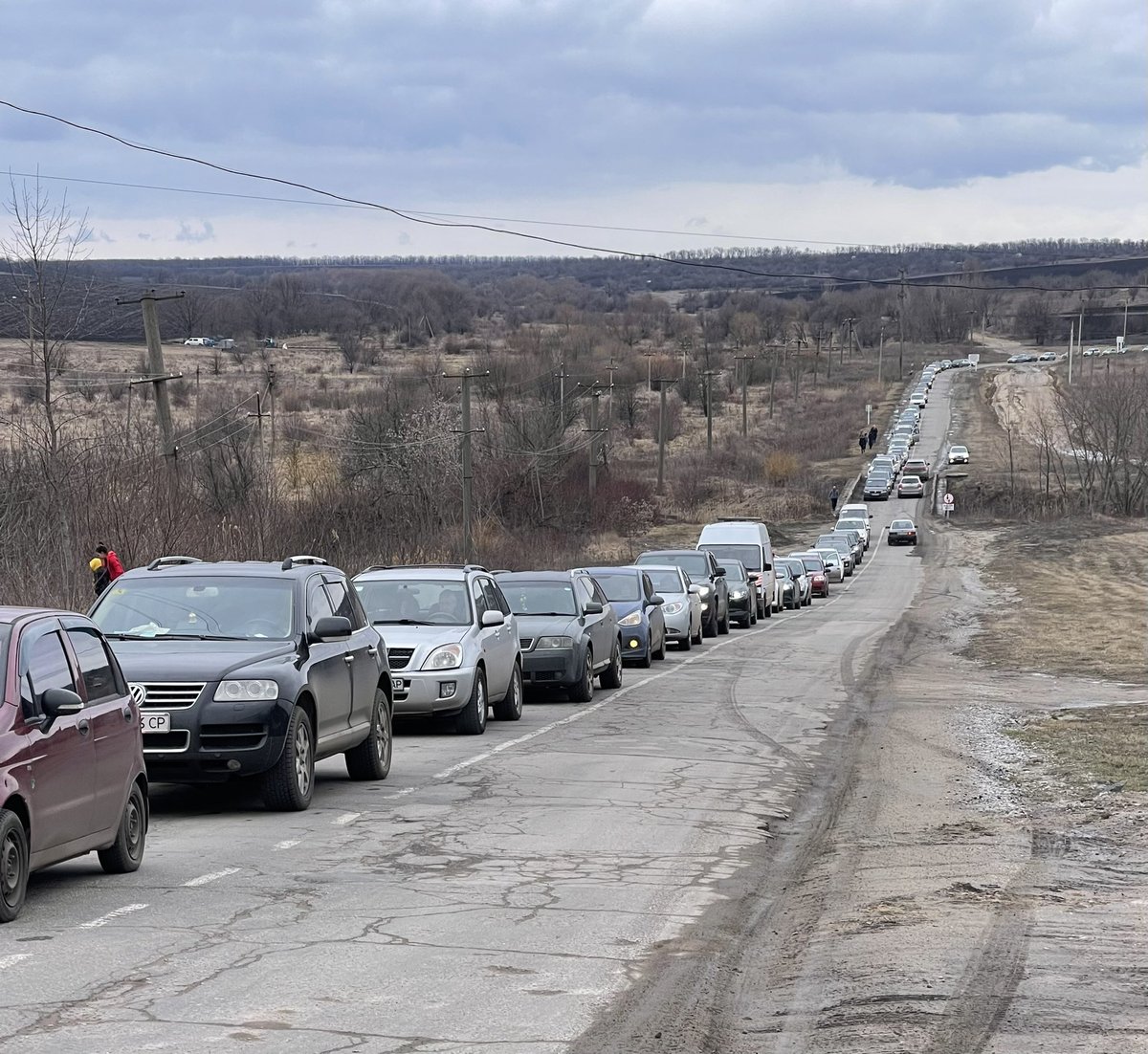 Irishcamera's tweet photo. Everywhere we go today thousands and thousands of cars with families fleeing west. It’s like a scene from a disaster movie #UkraineConflict https://t.co/nLJQsDPUXQ