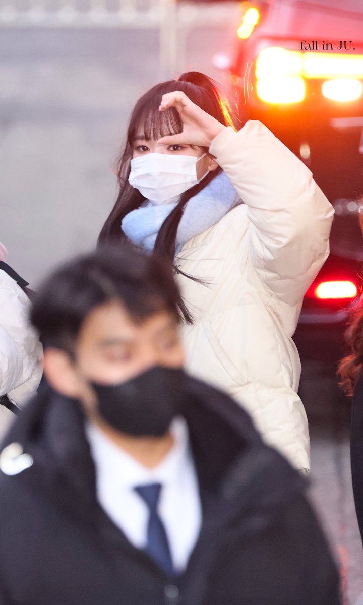 fallinginHyju's tweet photo. 220304 뮤직뱅크 퇴근 
우리 혜주아 정말 사랑해😭❤️
#CLASSy #클라씨 #방과후설렘 
#HONGHYEJU #홍혜주 #혜주 https://t.co/kBwKVnu9Py