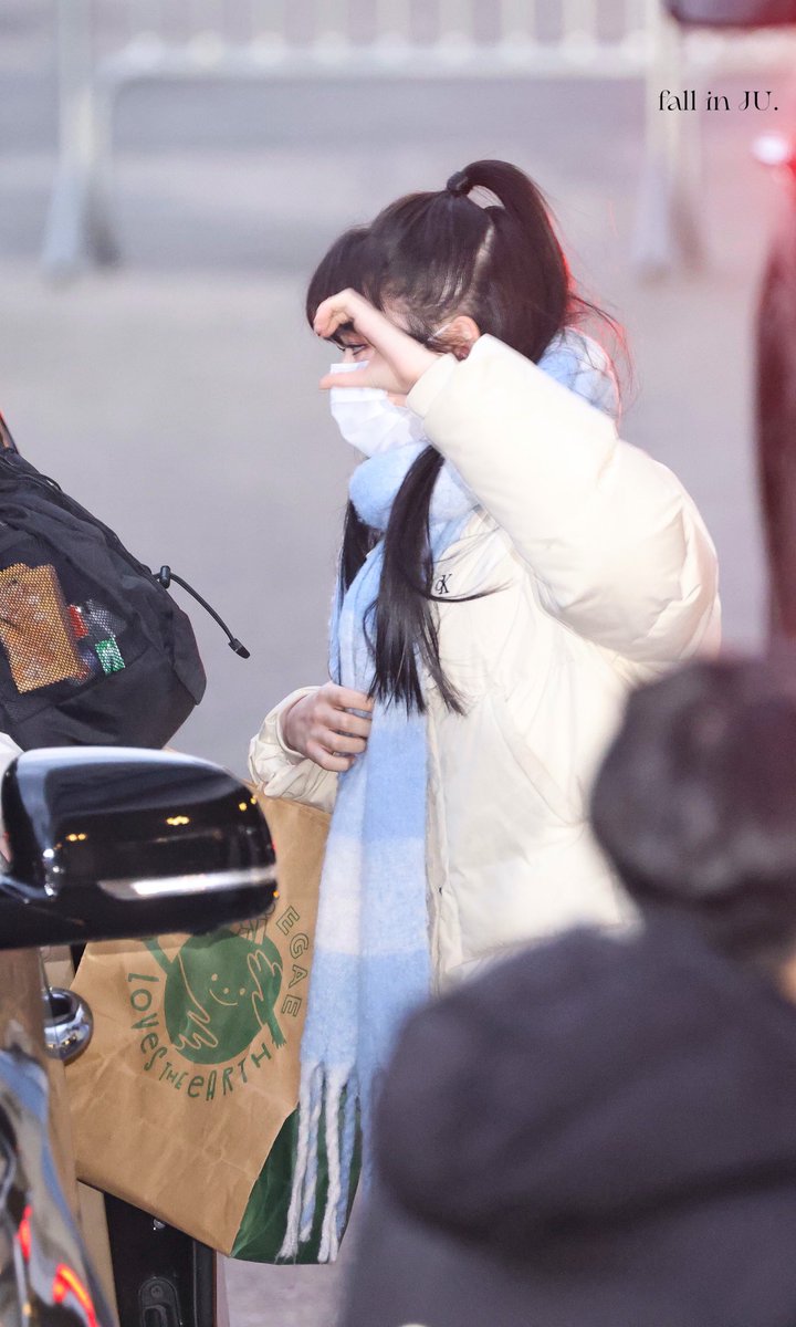 fallinginHyju's tweet photo. 220304 뮤직뱅크 퇴근 
우리 혜주아 정말 사랑해😭❤️
#CLASSy #클라씨 #방과후설렘 
#HONGHYEJU #홍혜주 #혜주 https://t.co/kBwKVnu9Py
