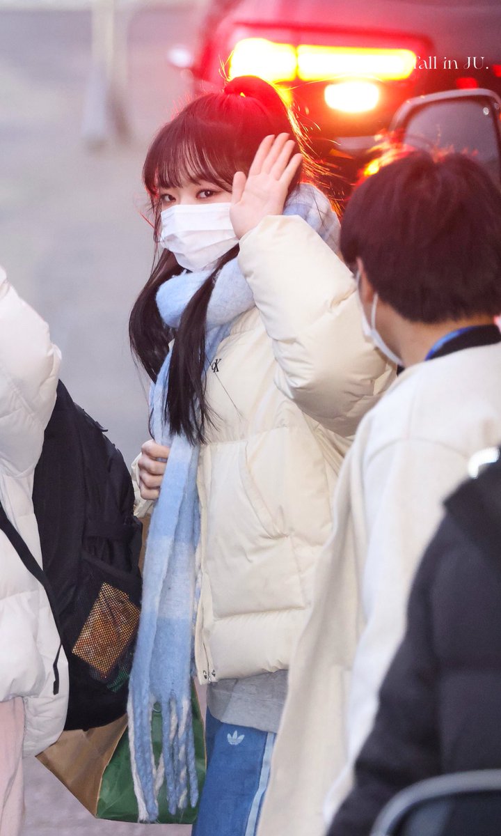 fallinginHyju's tweet photo. 220304 뮤직뱅크 퇴근 
우리 혜주아 정말 사랑해😭❤️
#CLASSy #클라씨 #방과후설렘 
#HONGHYEJU #홍혜주 #혜주 https://t.co/kBwKVnu9Py