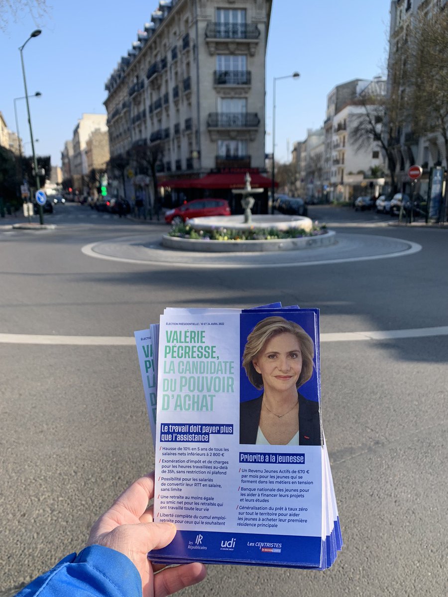 AnthonyReynaud3's tweet photo. Beaucoup d’enthousiasme ce dimanche matin ☀️au marché de La Fourche à #Clamart autour de @JD_Berger pour porter le projet de @vpecresse sur le pouvoir d'achat 💶
#NouvelleFrance @avecValerie https://t.co/GyyN6DfjxD
