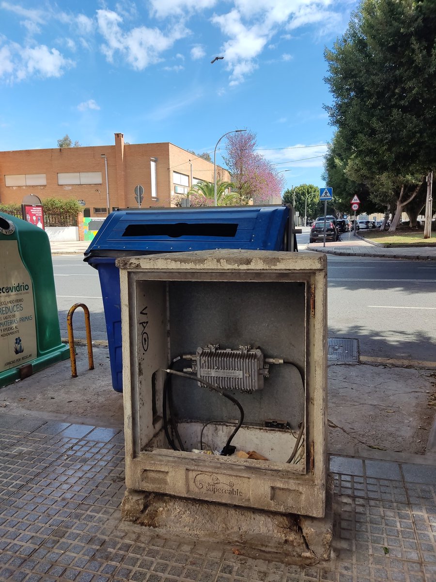 rosedenogt's tweet photo. @BarriosMalaga @malaga En Camino de la Térmica, cuadro exterior abierto de supercable convertido en basurero y cableado a la mano de niños y perros https://t.co/2kf20mMK9R