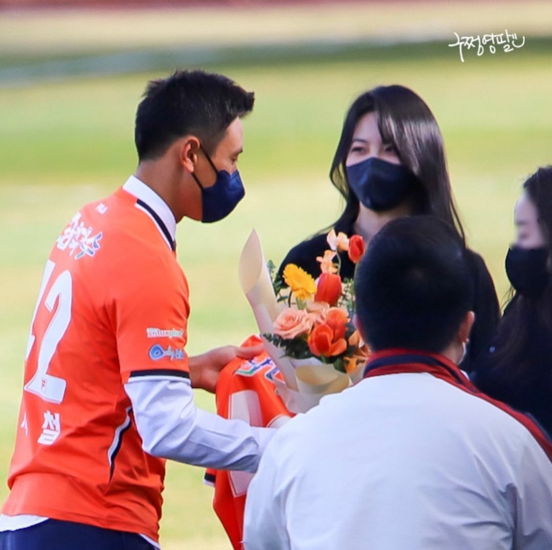 thejypnews's tweet photo. ๐ฐ NEWS | 030622
JYP Actor, Shin Yeeun, known as a big fan of Koo Jacheol, visits Jeju United's home stadium.
๐ https://t.co/JBC3ziaPZL
#JYPActor #NPIO #์ ์์ #ShinYeeun https://t.co/AL1o8nQPlV