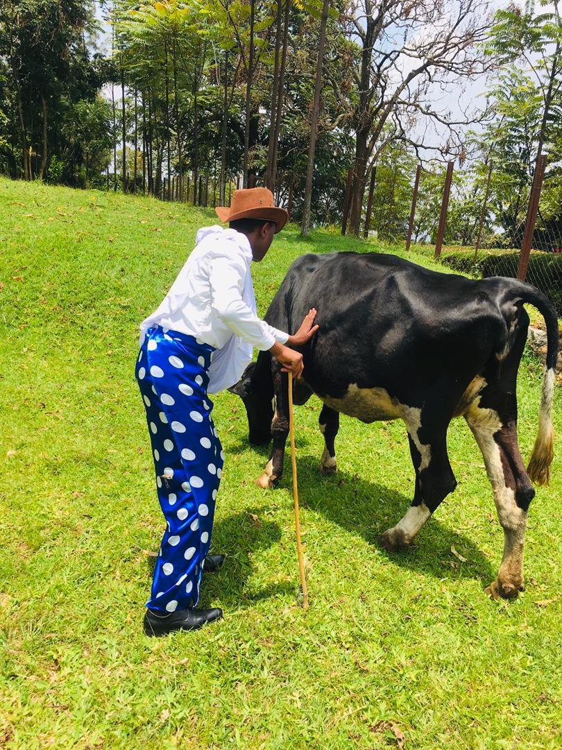 Kinyamateka_KM's tweet photo. Uretse amasomo atandukanye bahabwa arimo arebana n'ukwemera,Inyigisho za Kiliziya,amateka n'indimi; abiga mu Iseminari Nkuru ya Rutongo bita no ku muco nyarwanda basigasira ubuvanganzo bw'umuco nyarwanda. https://t.co/aPIPbPBFep