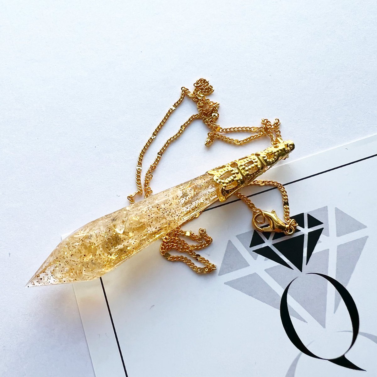ishaqgems_'s tweet photo. Lemon Quartz with some glitter for that extra sparkle✨ 
.
.
.
#ishaqgems #yellow #lemonquartz #lemonquartznecklace #jewellery #crystal #quartz #lemonquartzjewelry #handmade #glitter #sparkle #keepsake #freegiftfromus #limitedoffer #claimyournecklace https://t.co/c9ZOxJjhbt