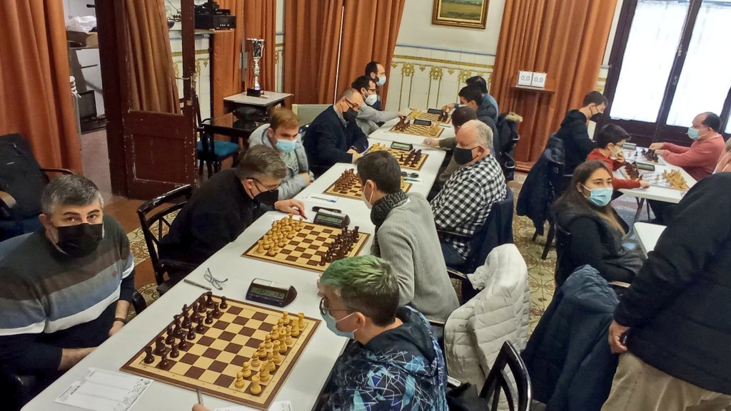 Avui a la #LligaEscacs apretadissim partit entre <a href="/escacsamposta/">Club Escacs Amposta</a> i <a href="/EscacsCambrils/">UEC</a>, igualtat al màxim fins que la darrera partida ens ha posat per davant! Partit dels què fan afició!

Grup TGN de 2a div. catalana:

Amposta 4½ - 3½ Cambrils

#escacs <a href="/escacs_cat/">Federació Catalana d'Escacs</a>