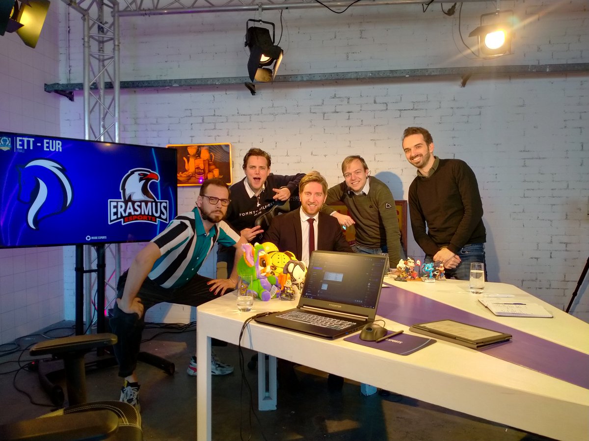 Ernst_Raggelbak's tweet photo. Ik stel aan u voor; @BoScheermeijer , @BlarstarC , @The_Deurmat , @KVM_Nomis en ikzelf. De DCL Boys. De mannen der desk en booth. De heren die verslag gaan leggen van de ontknoping van de #DCLS7. Kom kijken op @InsideEsportsNL . Mis. Het. Niet. https://t.co/wlVbqE9aAd