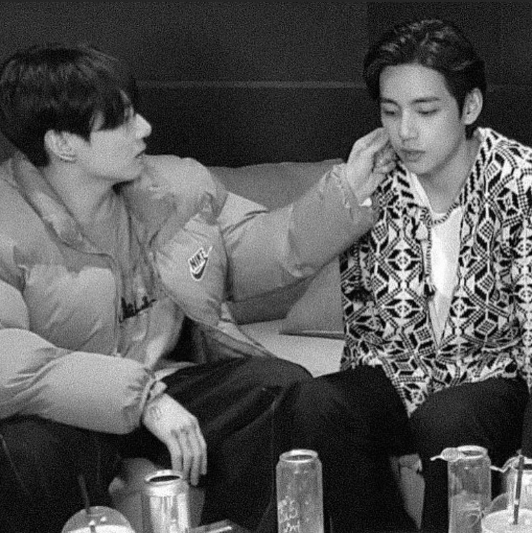 taeggukew's tweet photo. 🐰: suya ihtiyacım var
🐯: ateşe ihtiyacım var ama Jungkook'a sahibim.

yani Jungkook ateş Taehyung'ta su, birbirine zıt elementler birbirini dizginler bundan sonrada Seokjin "siz asla ayrılmayacaksınız" diyor.
#kookv https://t.co/P1GGrv76Lm