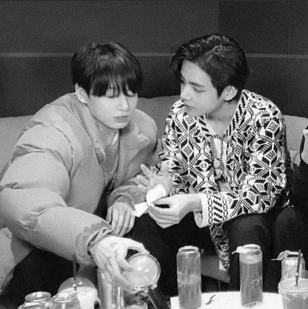 taeggukew's tweet photo. 🐰: suya ihtiyacım var
🐯: ateşe ihtiyacım var ama Jungkook'a sahibim.

yani Jungkook ateş Taehyung'ta su, birbirine zıt elementler birbirini dizginler bundan sonrada Seokjin "siz asla ayrılmayacaksınız" diyor.
#kookv https://t.co/P1GGrv76Lm