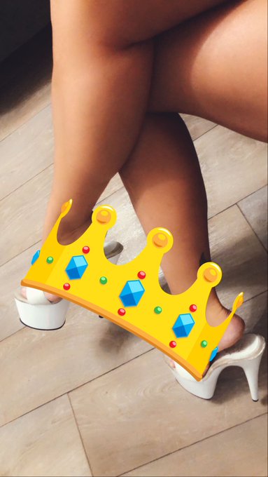 Who wants to see the ARCH AND TOES 🤤🤤🤤🤤🤤🤤🤤🤤 https://t.co/d6Z4kidwc0<a href="/tag/coco"class="tags"><span>#coco</span></a>