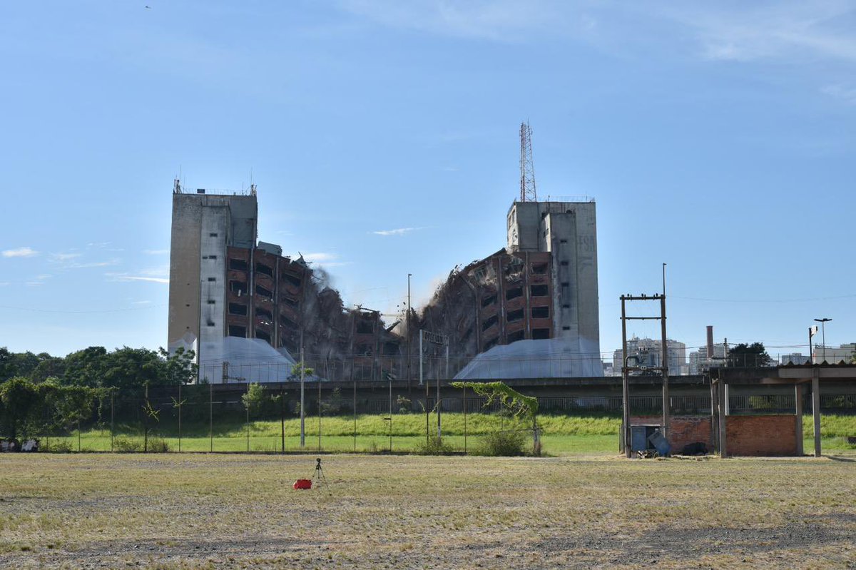 DelegadoRanolfo's tweet photo. Às 9h de hoje, o prédio da antiga sede da @SSP_RS foi implodido, em uma mega operação concluída com êxito. Essa é mais uma importante etapa após o trágico incêndio que atingiu a estrutura na noite de 14 de julho. https://t.co/diG2uSCZtA