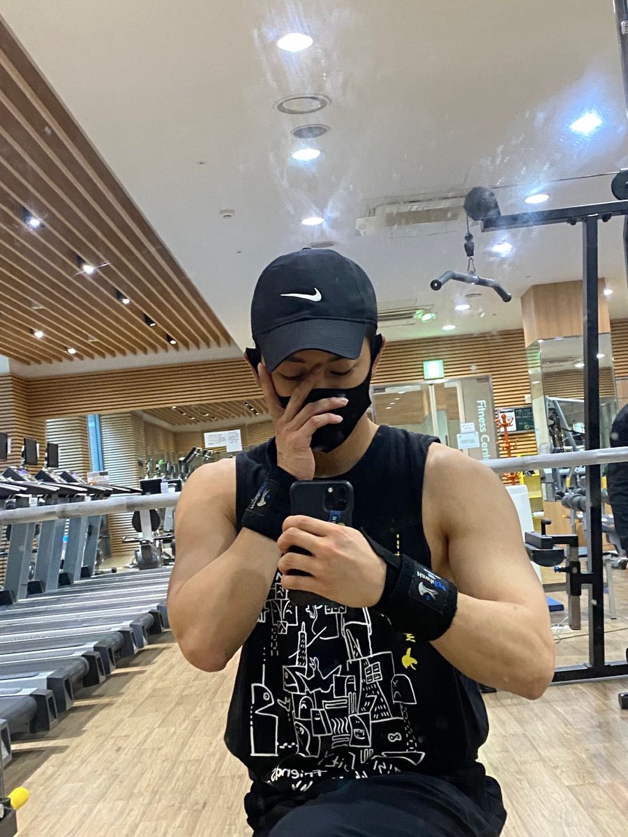 LiewQing2's tweet photo. And yes! This is #SONG #YUNHYEONG too @sssong6823 our Dancing Monster with housewife eczema 🤣 🔥🔥🔥🔥

#WeStanLove #WeStanPeace 
#STANWORLD #iKON @YG_iKONIC https://t.co/Jq2UAg2ZlS