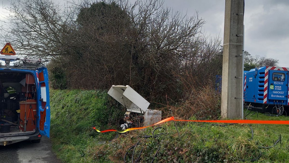 Incident poste source Perros Guirec : en plus des 200 agents mobilisés, 60 agents sont venus en renfort.
157 groupes électrogènes sont acheminés sur les secteurs impactés.
4000 clients sont actuellement privés d’électricité. Les interventions vont se poursuivre toute la journée