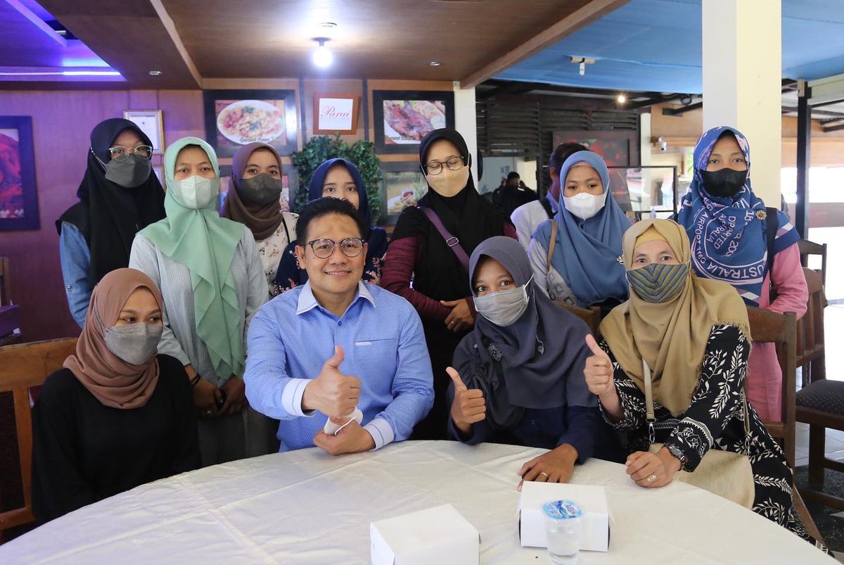 cakimiNOW's tweet photo. Jagongan Nom-noman Pacitan.

Aku paling senang kalo ketemu bos-bos muda, setidaknya bos bagi dirinya masing2.

Komunitas muda Pacitannmulai dari pelaku UMKM, Youtuber, Content creator, Ojol, Seniman, atlit..
Wah seru dan bangga..
Yang penting motivasi mereka tinggi…. https://t.co/Ny0nNoQOkI