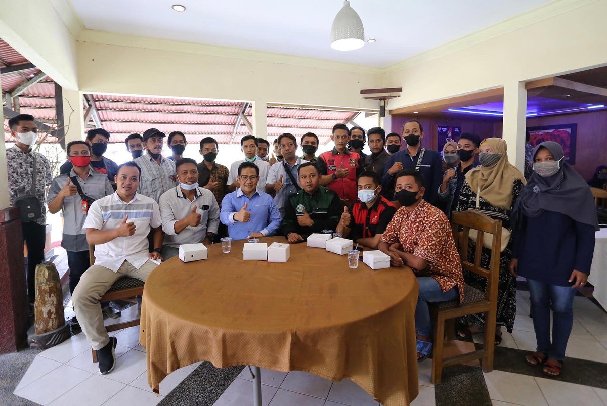 cakimiNOW's tweet photo. Jagongan Nom-noman Pacitan.

Aku paling senang kalo ketemu bos-bos muda, setidaknya bos bagi dirinya masing2.

Komunitas muda Pacitannmulai dari pelaku UMKM, Youtuber, Content creator, Ojol, Seniman, atlit..
Wah seru dan bangga..
Yang penting motivasi mereka tinggi…. https://t.co/Ny0nNoQOkI