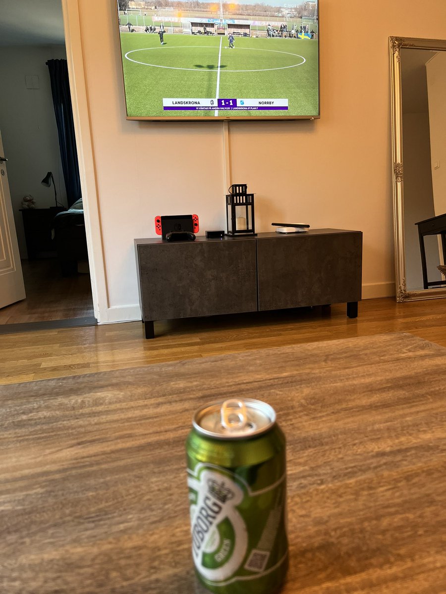 manskarl's tweet photo. Idag när jag gick av vagnen möttes jag av en gammal vän. Det var ingen mindre än @vittnaren!!! Som den fina vän han är bjöd han mig på en kall tuborg grön som jag nu smuttar lite på. Med det sakt vill jag bara uppmana er alla att vara lite mer som honom. #hejaBoIS https://t.co/Fadzgi2jcA