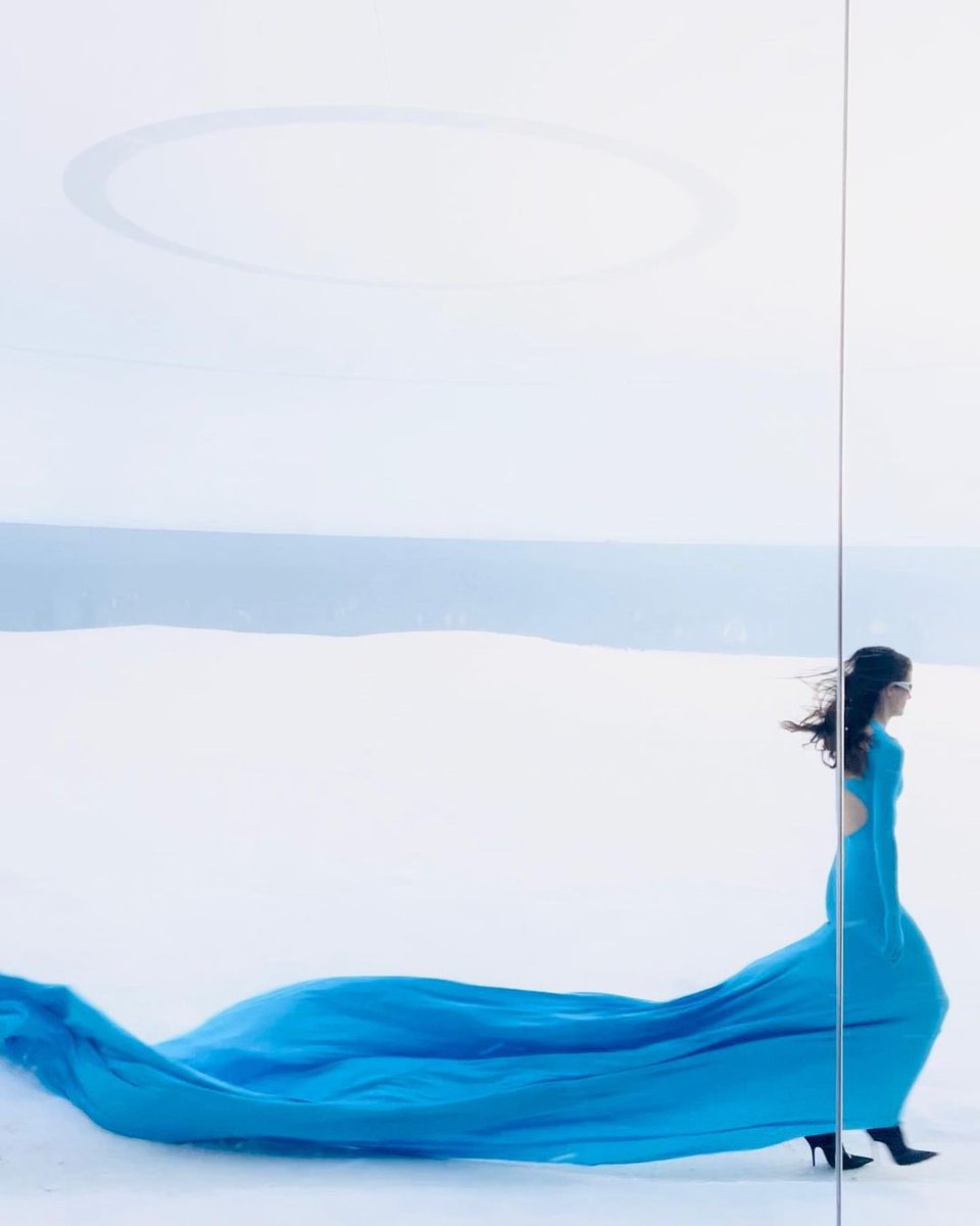 4ngelVazquez's tweet photo. Demna para la colección FW22 de @BALENCIAGA empata con el concepto de Elsa Schiaparelli sobre la moda, NO nace del intento de fabricar cortos o largos, plisados o lisos… son los cambios y resistencia humana lo que la alimentan #PFW https://t.co/Q3NoC226HG