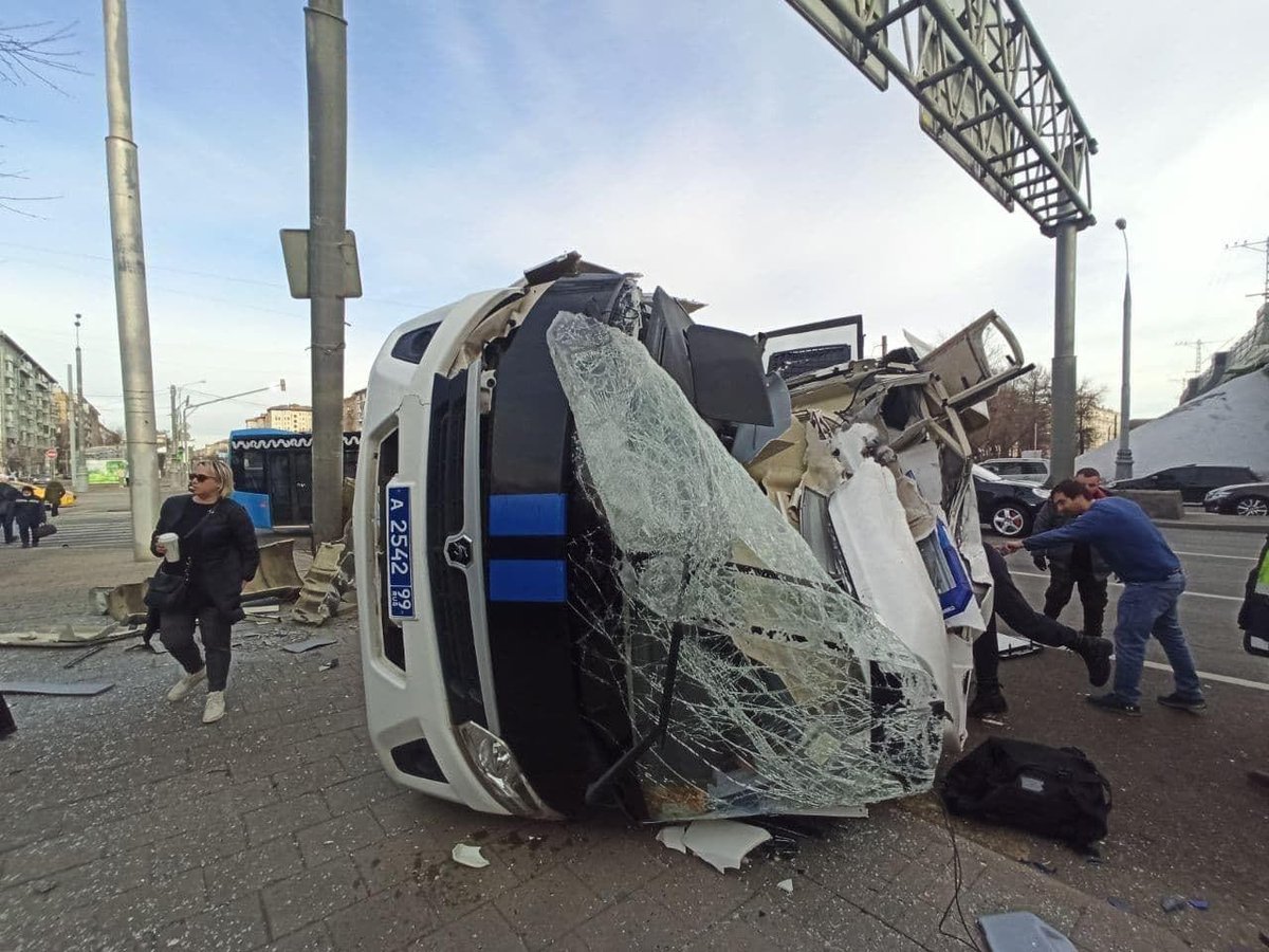 Тем временем в Москве случилась трагедия. В результате ДТП перевернулся и был сильно деформирован автозак с задержанными. Есть тяжело раненые, информации о погибших нет. Нет войне!