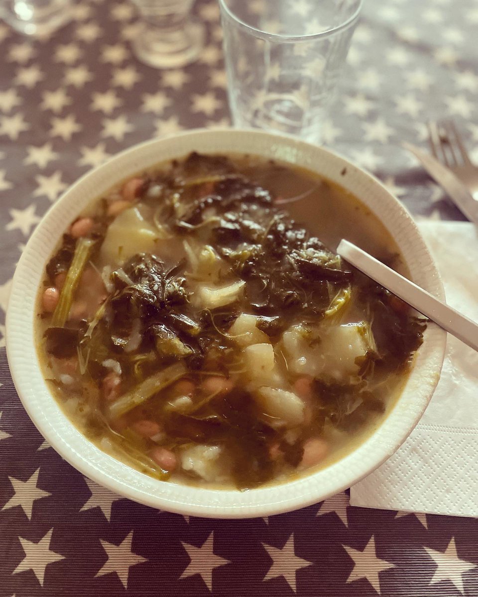 sapoconcho's tweet photo. Xa podo ir a seitura!!!
P.d: a mal tempo, boa cunca de caldo
#dietaatlantica #caldodegrelos #grelos #androlla #botelo #GalizaCeibe https://t.co/I52tZi783j