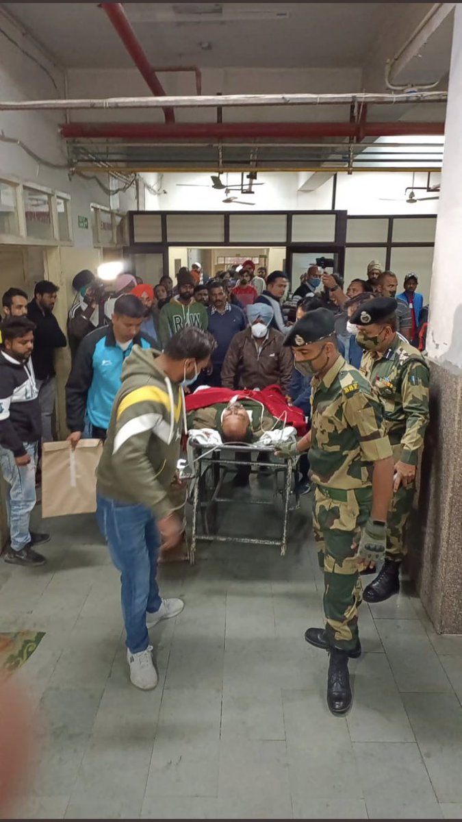 wiqinews's tweet image. امرتسر میں بھارتی بارڈر سیکورٹی فورس کے بٹالین ہیڈ کوراٹر کے میس میں فائرنگ سے دس جوان ہلاک بارہ زخمی، حملے کرنے والا سپاہی بھی فائرنگ میں مارا گیا، واقعے کی تحقیقات اور وجہ تلاش کی جارہی ہے ،بی ایس   ایف اعلامیہ #BSF #Khasa #fratricide