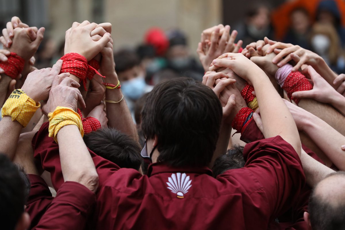 Bcn_SSTG's tweet photo. Aquest matí, jornada castellera de @stmedir a la plaça del Consell de la Vila, amb  @CdSarria @cvg_cat @borinots @gausacs https://t.co/DaJ1teR8cq