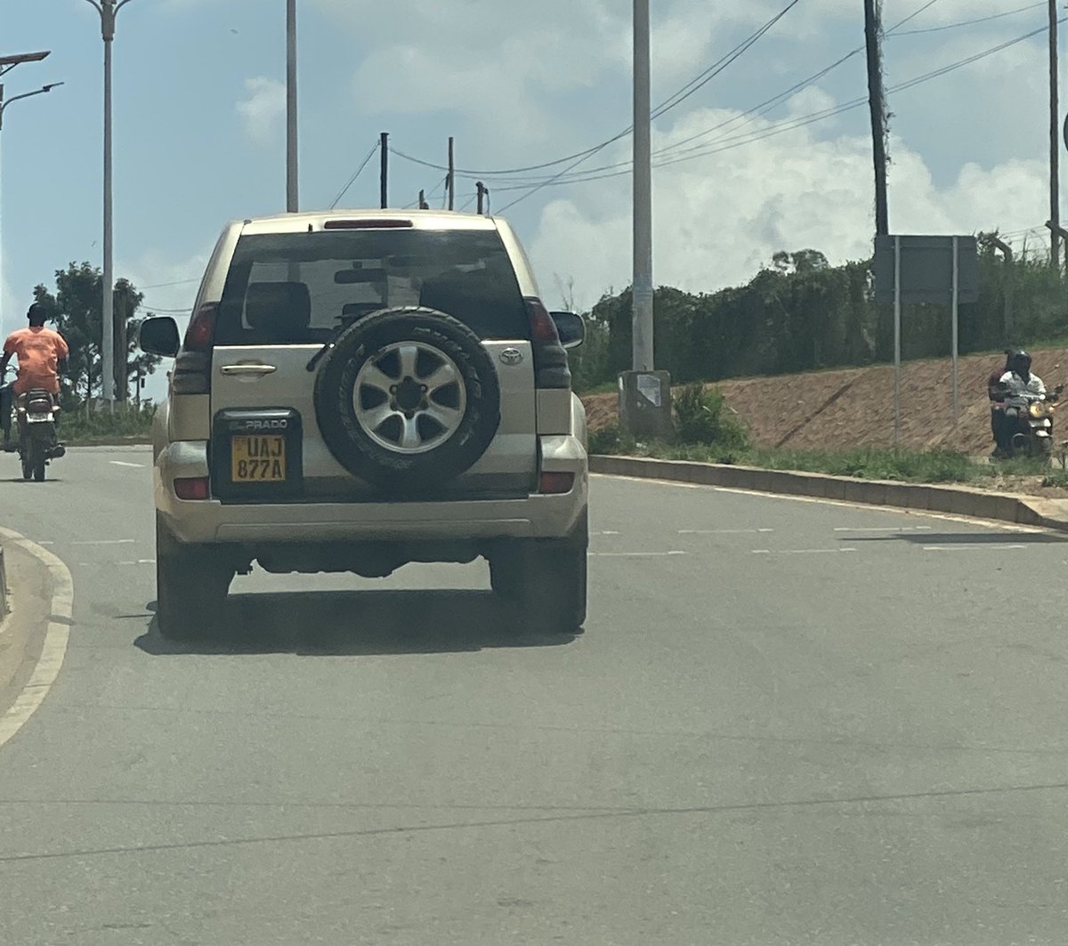 kariisa_ak's tweet photo. The bad habit of those who have deliberately refusing to pay 4 what they consume must stop! The driver of this car took masks from a vendor along Stretcher Road&amp;when the🚦turned🟢he sped off minus paying despite the plea from the vendor to park on the side&amp;clear him. Shame on u https://t.co/aTDOeGpo1M