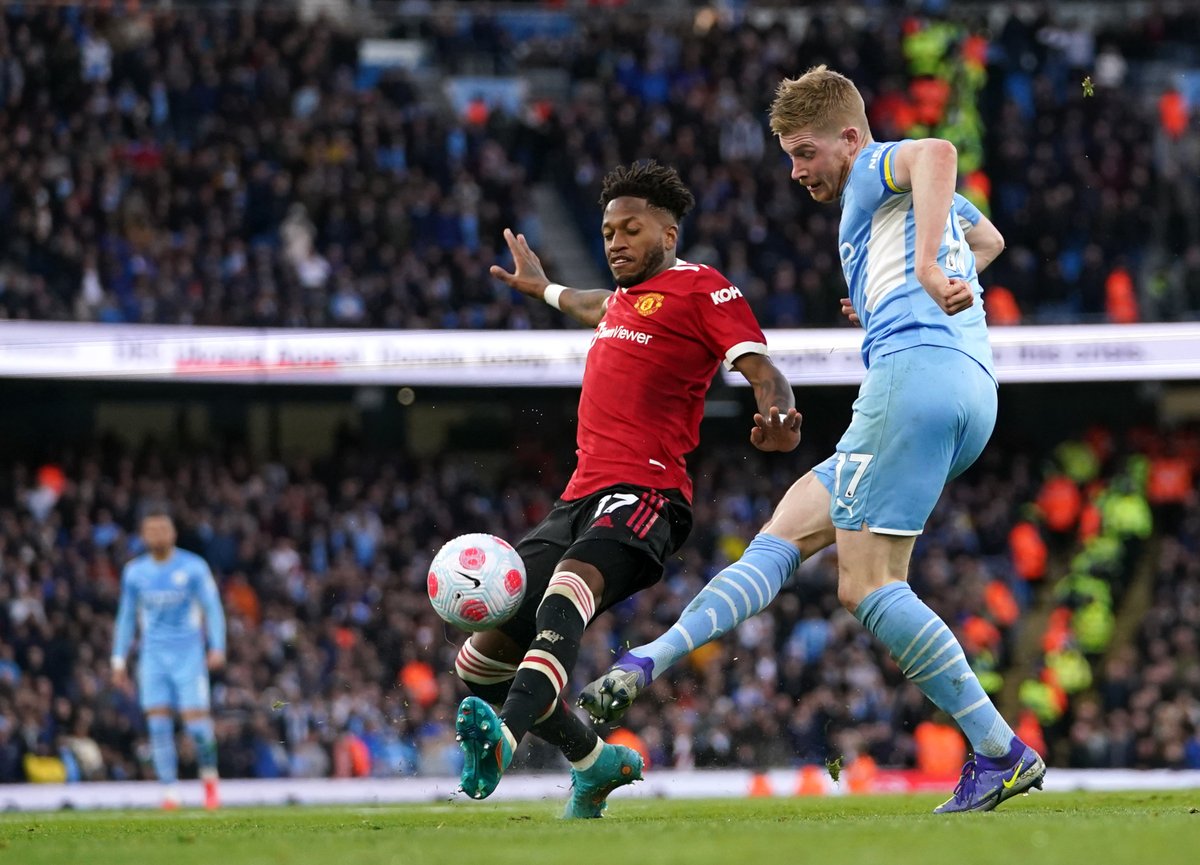 UEFAcom_fr's tweet photo. ⚽️⚽️  @Mahrez22 🇩🇿 
⚽️⚽  @DeBruyneKev  🇧🇪
Et City remporte le derby face à United  (4-1).

#EPL | #CityMU  | #Mahrez | #DeBruyne https://t.co/RwVRl33oTq