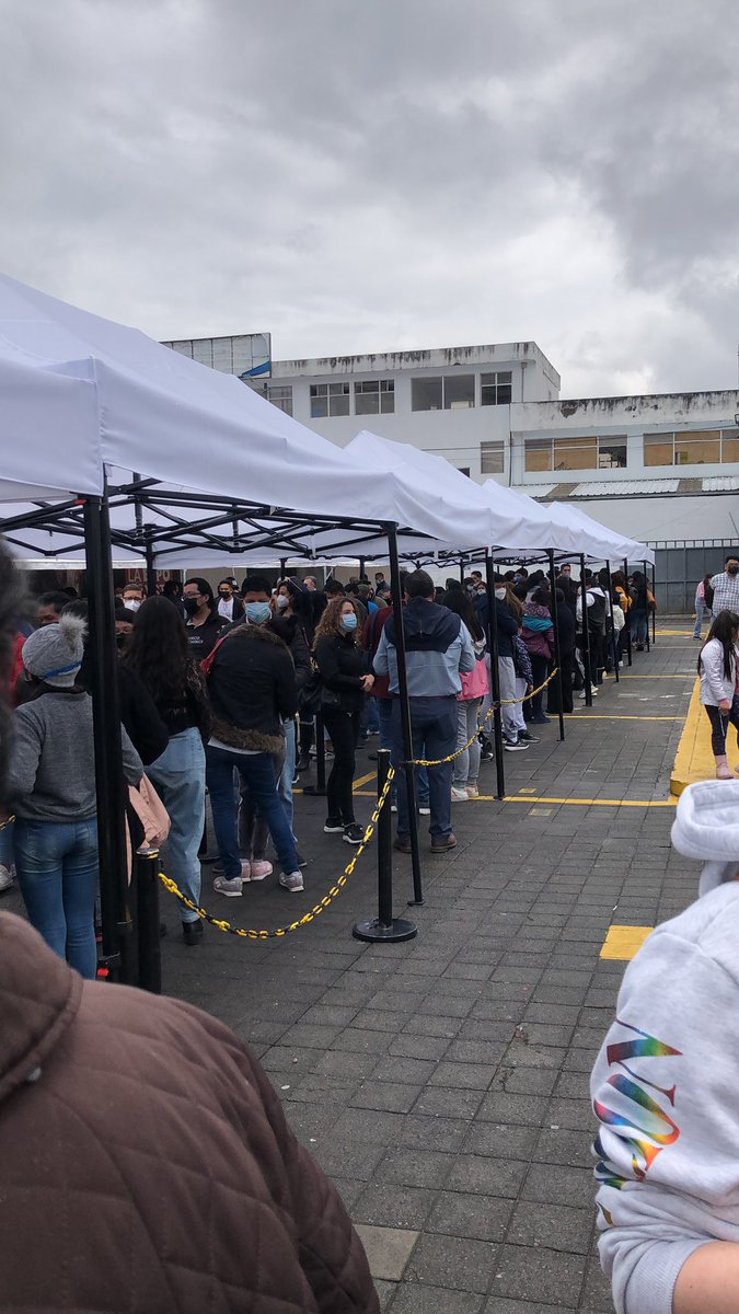 AMVC1978's tweet photo. Increible q en pleno siglo XXI CUERPOS HUMANOS REALES tengamos que hacer estas filas. No tengan habilitada la compra online @Ticketshow 🤬 #QueAtraso #CeroDigital https://t.co/6mcAxBATDo