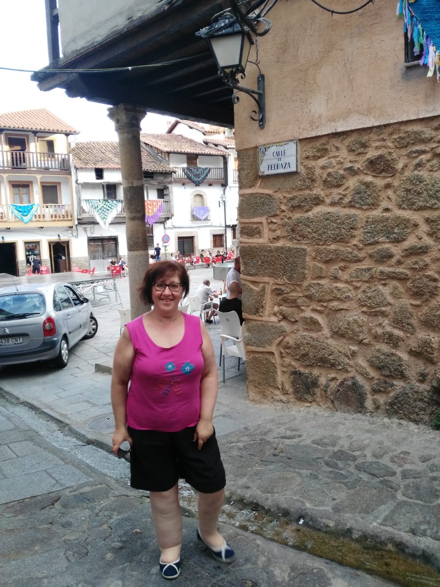 #DiaMundialdelLinfedema  <a href="/CarmenCuidadora/">Carmen Cuidadora</a> hoy os contaré una historia mi madre vive desde sus 23 añitos con esta enfermedad en su pierna derecha como podéis ver en esta foto, sin embargo se ha complicado un poco la historia (siguiente tuit) #Linfedema <a href="/CarmenCuidadora/">Carmen Cuidadora</a>