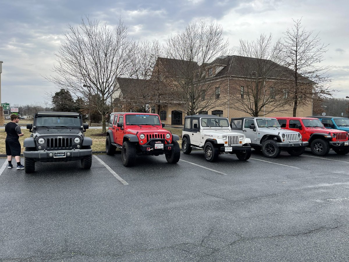 bankerdw's tweet photo. #cecilcountyjeeps at Elkton MD @pizzahut. @Jeep #meetups #appleoffroad https://t.co/OKau6MorDV