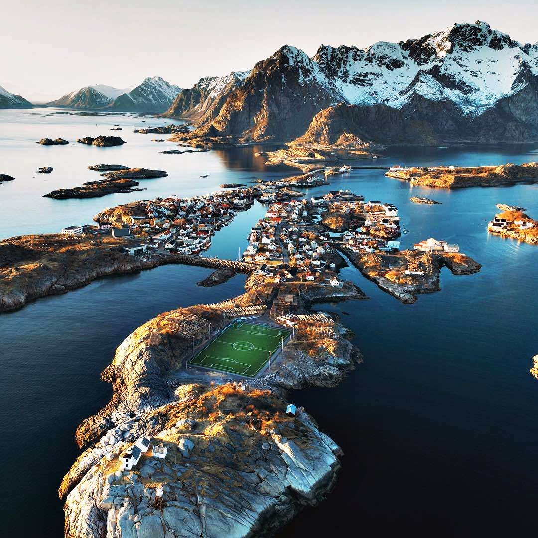 The world's 50 most beautiful sports venues — a thread:

1. Henningsvaer Stadium in Henningsvaer, Norway