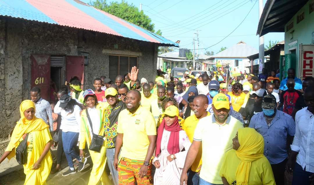 HassanOmarH's tweet photo. Hosted by @UDAKenya MCA Aspirant Mzee Mwinyi and Nyali MP @MohaJichoPevu, we had a meet-the-people tour of Kadzandani Ward and addressed the residents on how our UDA Government will tackle the challenges facing Mombasa and the implementation of the Bottom-Up Economic Model. https://t.co/74SLn0jr38