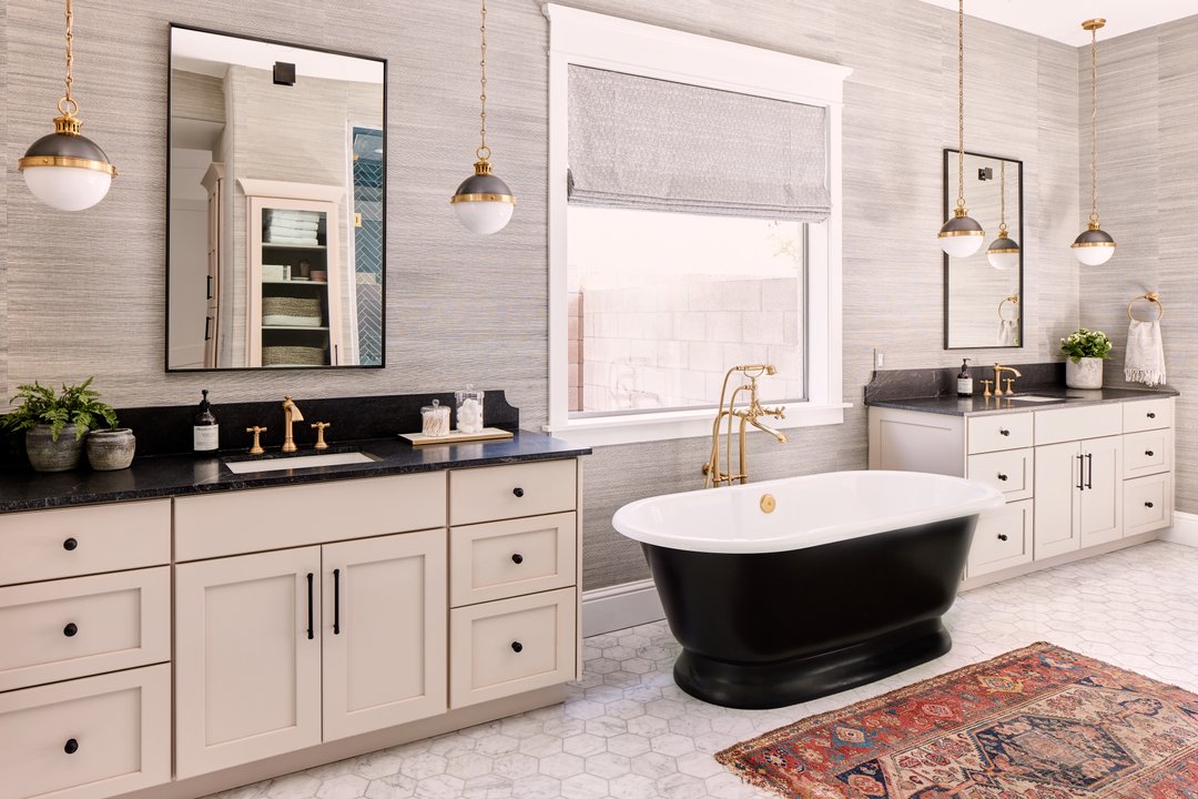 lexiwestergard's tweet photo. Can you imagine this master bath being all yours?! We decided to go bold with this design and we're so happy we did. Adding black to this color palette created the perfect contrast.

#CanyonCreekProject //#LWSimplyBeautifulLiving // Contractor: @breinholtdevelopment // Photograph https://t.co/nakUUSYRxP