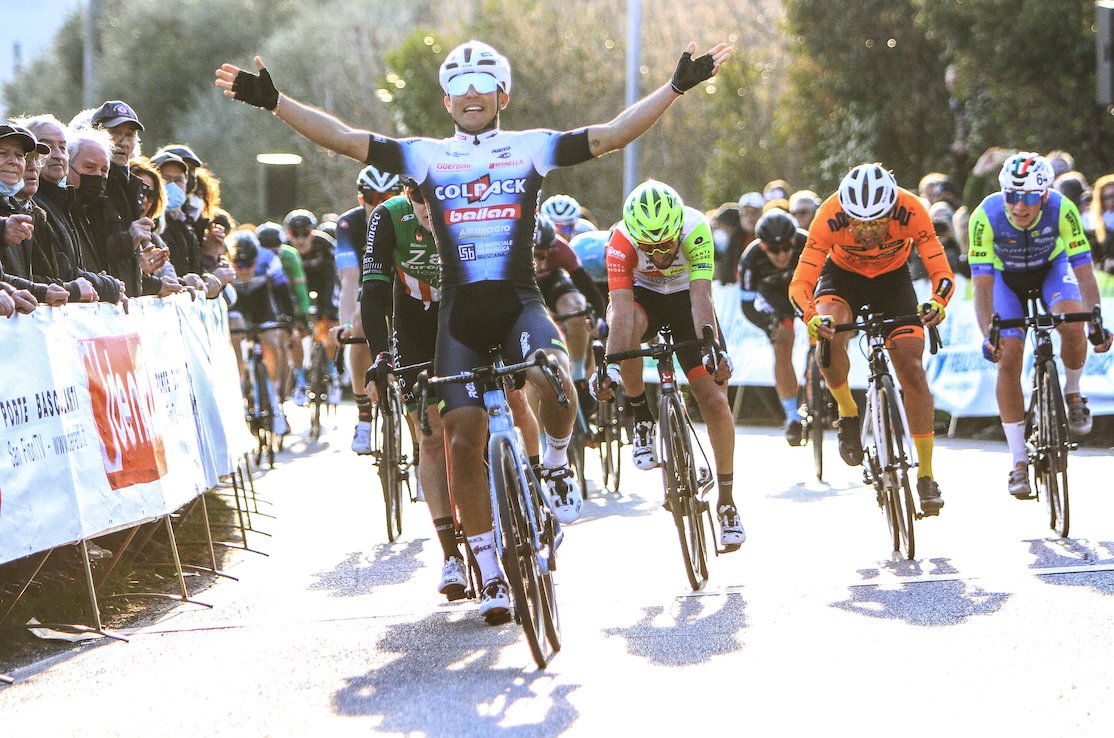 mundociclistico's tweet photo. #GPDeNardi | 🚴♂️🇮🇹🏆🥇🇨🇴 POSTALES de la segunda victoria de Nicolás David Gómez (@t_colpackballan) en Italia. Esta vez ganó el GP de Nardi🚴♂️🇮🇹🏆👏👏🔥🔥
📸@t_colpackballan
#ElPortalDelCiclismo #ciclismo #VamosEscarabajos https://t.co/rbKG9Ld4Qp