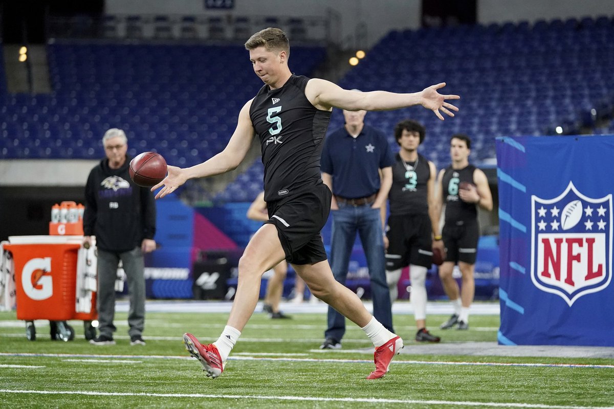 PackFootball's tweet photo. Trenton Gill’s turn at the #NFLCombine 

📸: AP Photos

#PackPros https://t.co/luPfirLQ7b