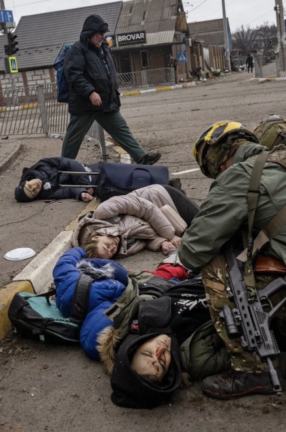 ukrpravda_news's tweet photo. 🤬 При обстрілах Ірпеня у неділю загинуло близько 8 осіб, у тому числі родина з двома дітьми - мер Ірпеня Олександр Маркушин

Фото Scott Redler https://t.co/hpa66fmq7d