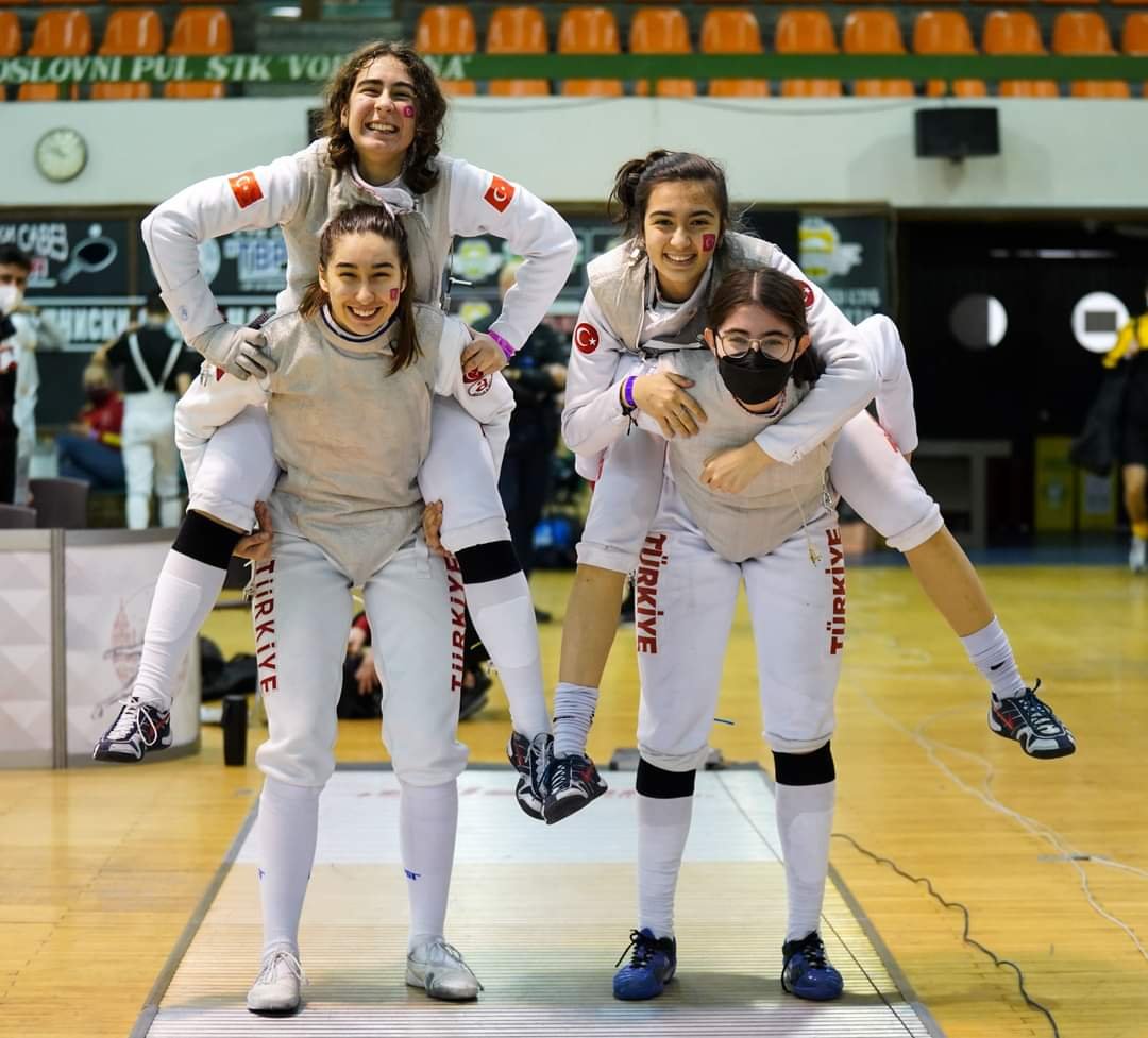 🇹🇷👊 Yıldız Kız Flöre Milli Takımı, Sırbistan'da düzenlenen Gençler ve Yıldızlar Avrupa Eskrim Şampiyonası'nda gümüş madalya kazandı

#MedyascopeSpor