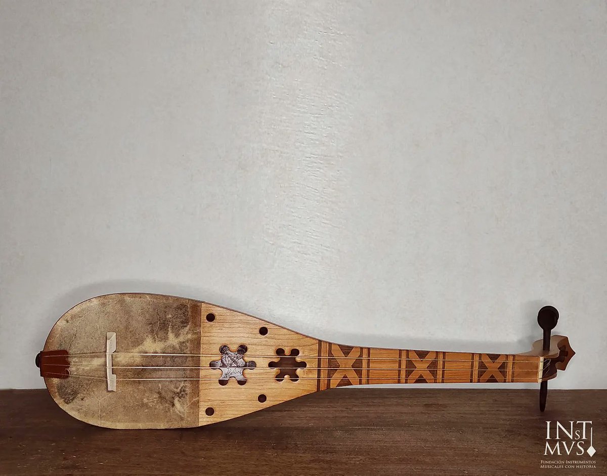 🎶 𝗥𝗮𝗯𝗮𝗯 𝗺𝗲𝗱𝗶𝗲𝘃𝗮𝗹, según iconografía del Códice de los músicos, de Alfonso X el sabio 🌹. Mañana os mostramos cómo suena 😊

instrumentosmusicalesconhistoria.com

#cantigasdesantamaria #alfonsox #instrumentosmusicalesconhistoria 
#earlymusic #rabab #rabel