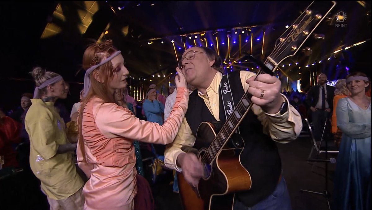 Hápunktar gærkvöldsins var að strjúka blítt um vanga Eyfa. Líka að komast áfram í söngvakeppninni en aðallega vanginn