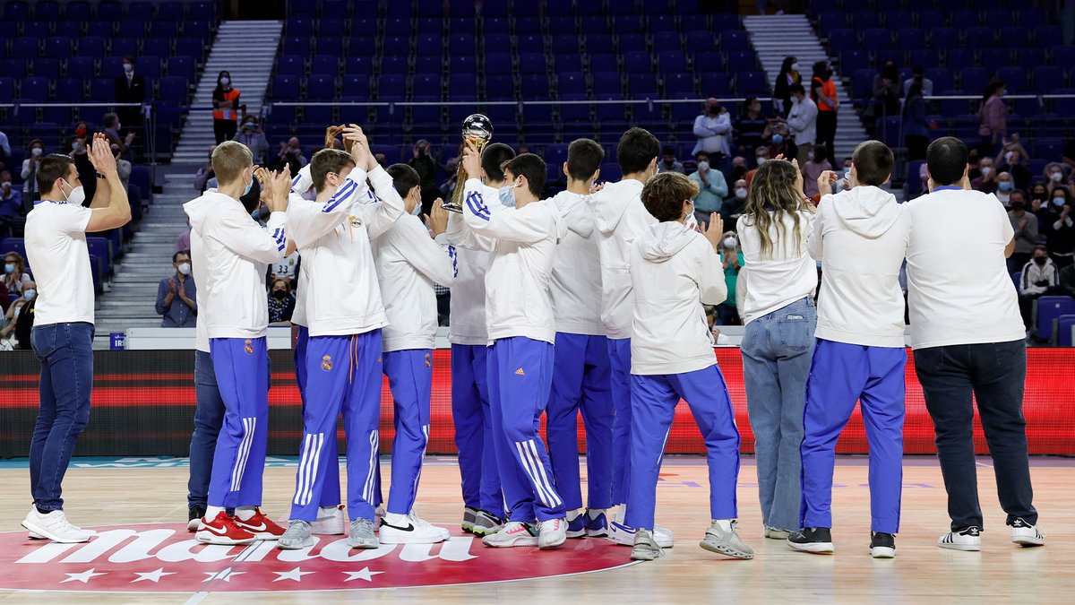 RMBaloncesto's tweet photo. 🏆 ¡Nuestros campeones de la Minicopa 2022! 👏👏👏 https://t.co/ZI5NdpfIWt