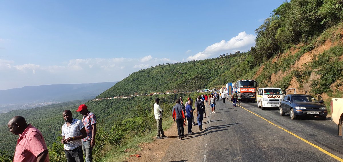 JamesChake's tweet image. Traffic snarl up at Mai Mahiu escapement due to accident.
