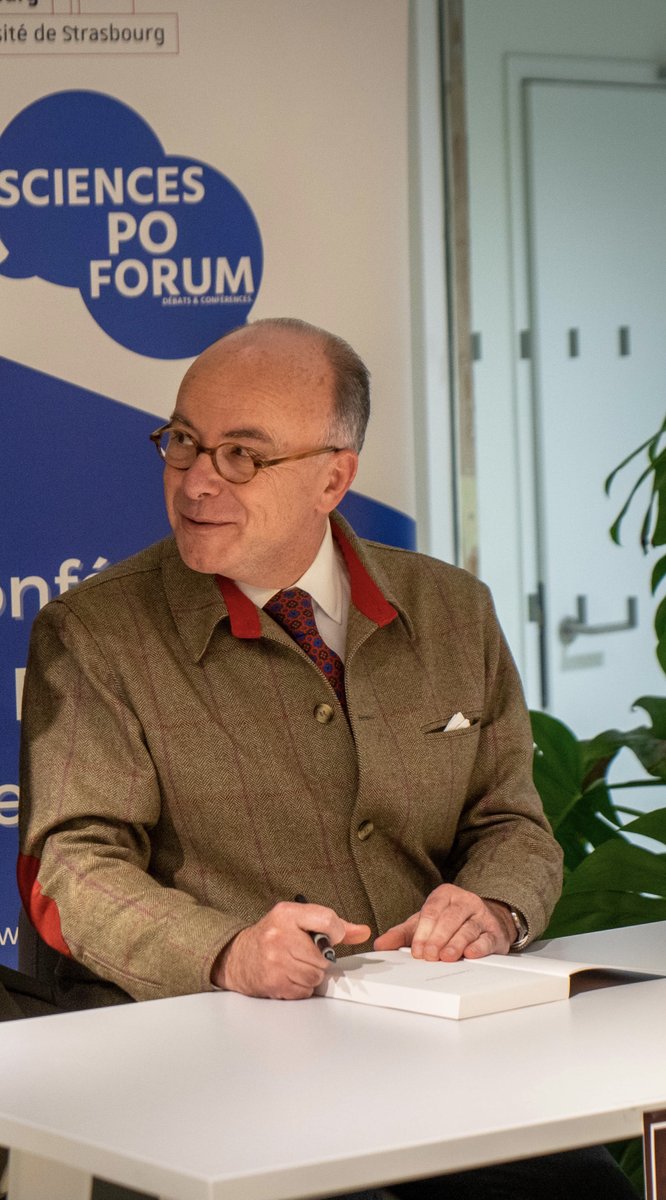 ScPoForum's tweet image. Avec nos amis de la @librairiekleber, nous avons eu l'immense honneur de recevoir et d'échanger avec Monsieur le Premier Ministre @BCazeneuve suite à la parution aux @EditionsStock de son dernier ouvrage, "Le sens de notre Nation".