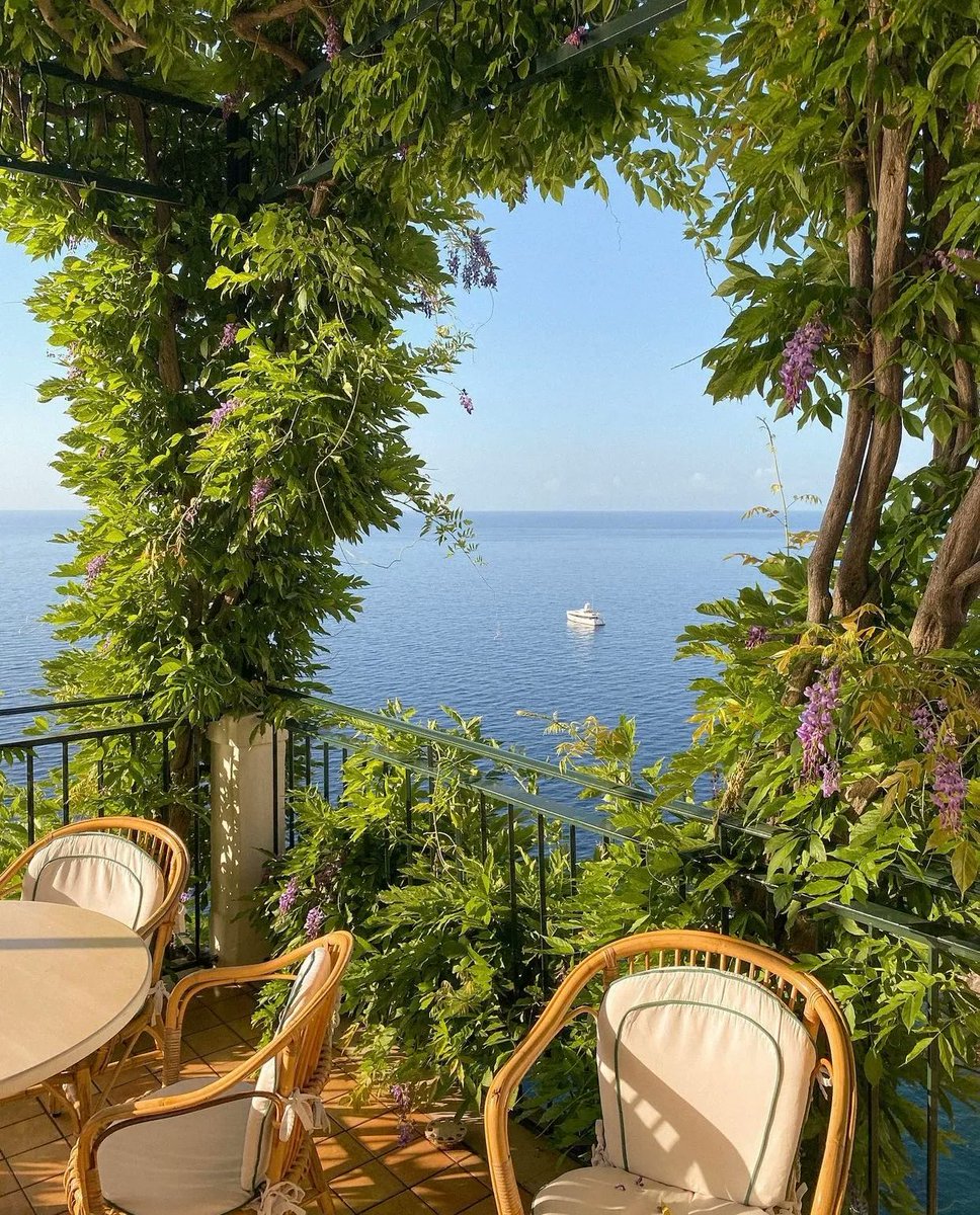 Amalfi, Italy 🇮🇹🌱
📸: gypseetravel | IG