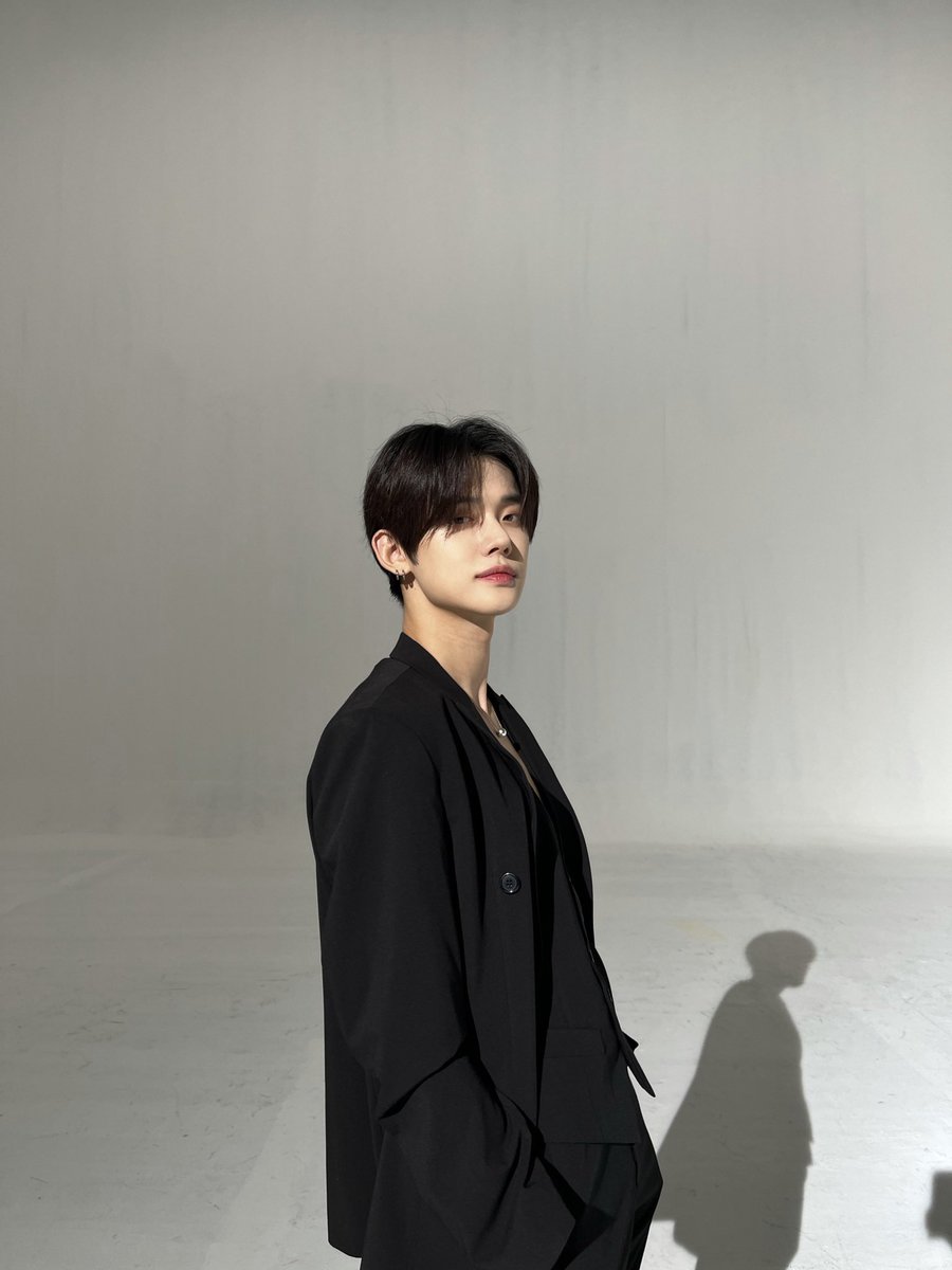 Yeonjuzne's tweet photo. In the seized moment, for every purpose of life comes to the great specimen of an individual that entangled with a lovely devotion to Moa, not forget the appealing poison in an all-black suit as a must tint to enthrall ‘cause modesty and great pose can be astonishing aesthetes. https://t.co/v5RRQ2TaWE