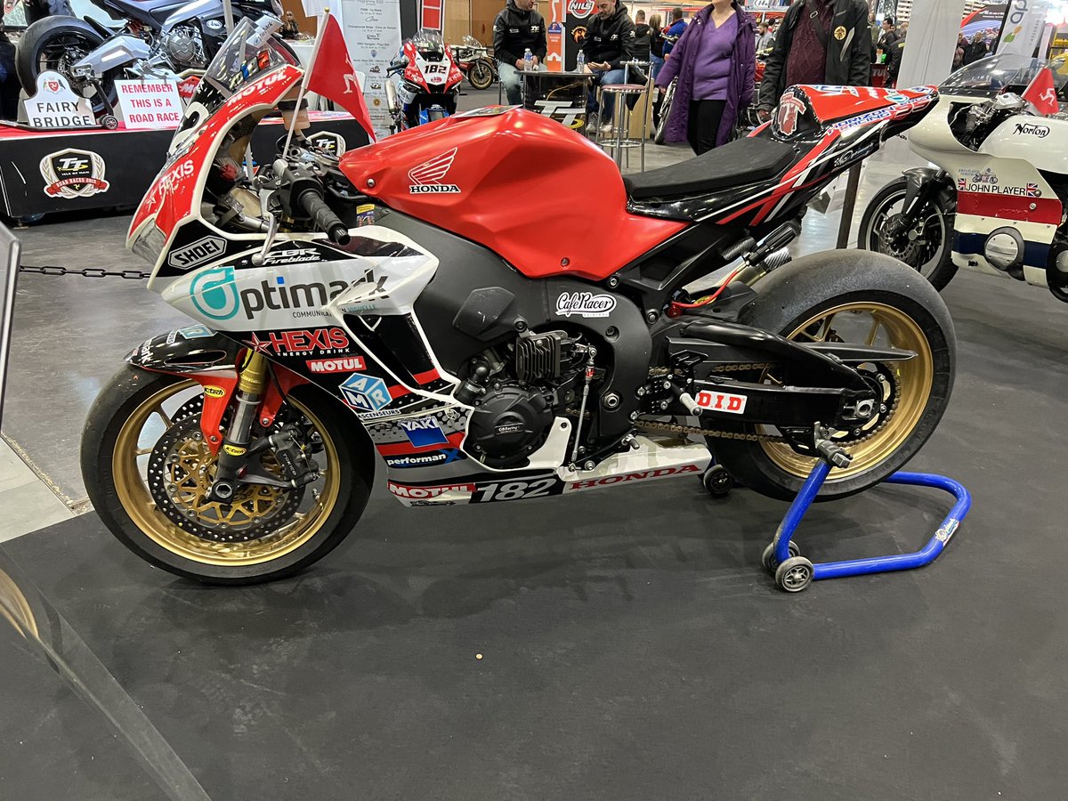 0Carlesolle2's tweet photo. Nuestros amigos de #Optimark venden está preciosa y preparadísima CBR1000RR de 2017 que corrió en el #iomTT pilotada por Xavier Denis #XD182 , si te interesa … DM https://t.co/nntsb7wva1