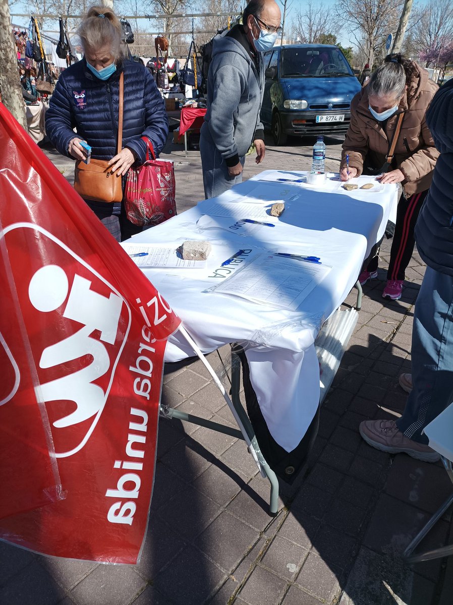 Más de 600 firmas recogidas en unas horas en Fuenlabrada a favor de la Sanidad pública madrileña. Gran respuesta ciudadana ✊🔻