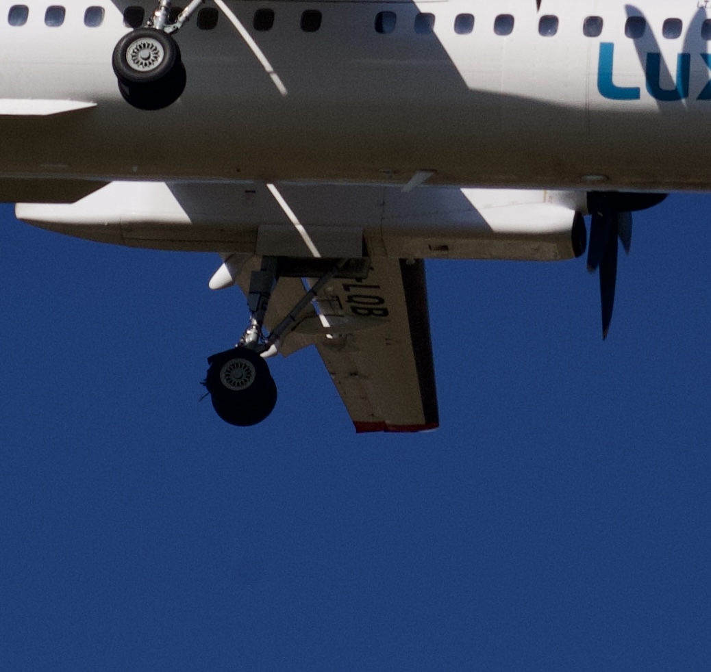 eltermi's tweet photo. @RTLlu I took this pics as the airplane was about to land. Here we can see the burst wheel. #luxair #luxembourg https://t.co/Ys8cexoByX