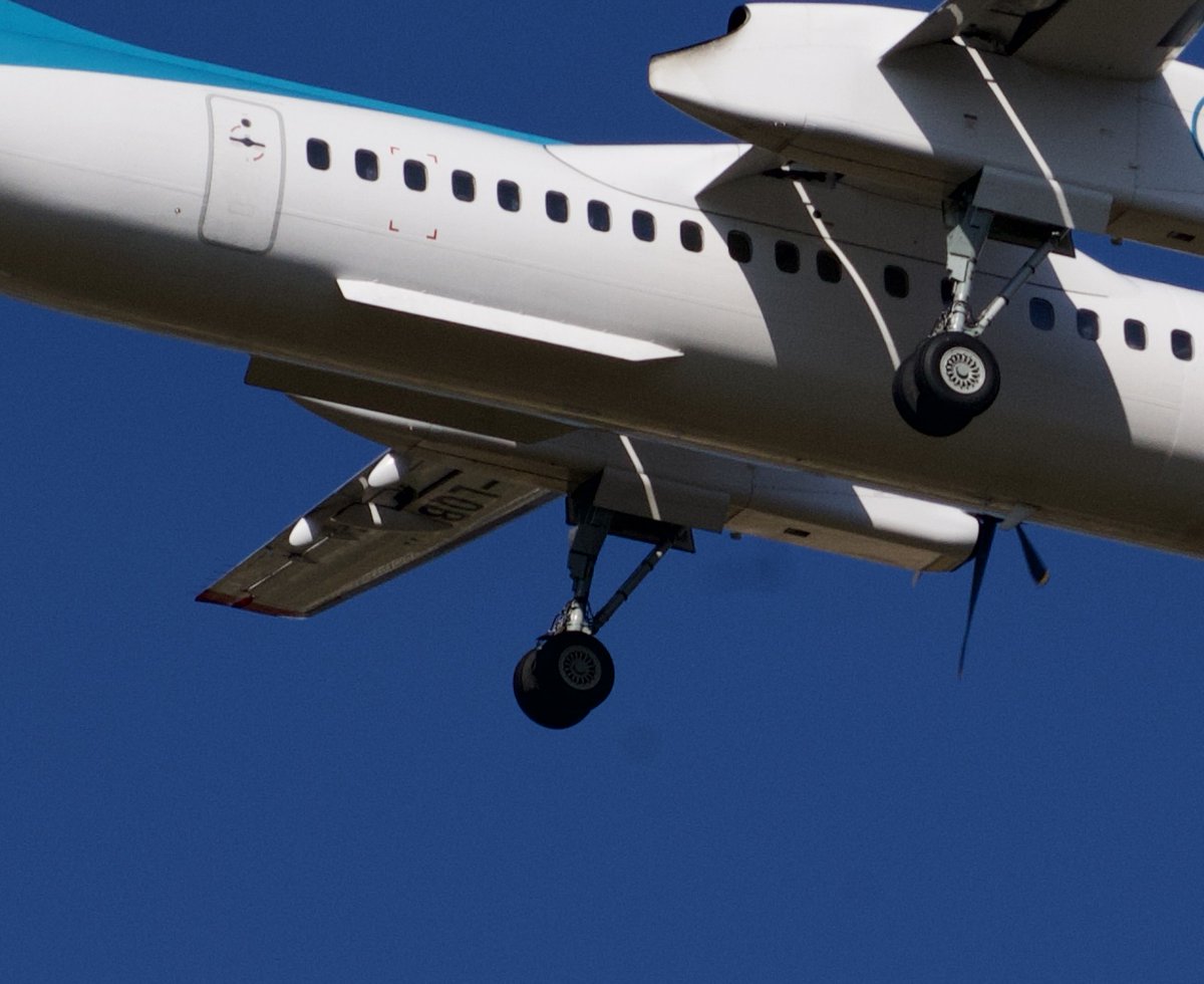 eltermi's tweet photo. @RTLlu I took this pics as the airplane was about to land. Here we can see the burst wheel. #luxair #luxembourg https://t.co/Ys8cexoByX